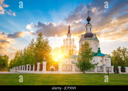 Wolken über russische orthodoxe Kirche bei Sonnenuntergang. Bolshoe Boldino, Russland Stockfoto