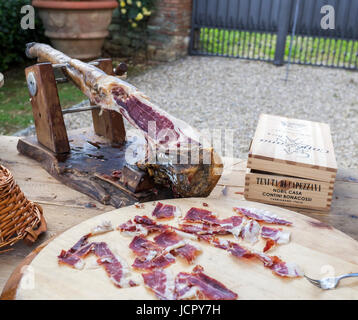 Schneiden Jamon Serrano - traditioneller spanischer Schinken Stockfoto