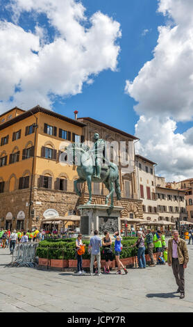 Bronzene Reiterstatue von Cosimo I De' Medici durch Giambologna 1598 auf der Piazza della Signoria in Florenz, Florenz, Toskana, Italien Stockfoto