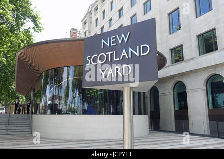 Blick auf die rotierenden Zeichen außerhalb New Scotland Yard auf dem Damm in London UK Stockfoto