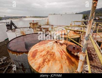 Chemie, Öl und Benzin Tanklager Abriss. Stockfoto