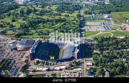 Ansicht der University of Michigan-großes Haus-Fußball-Stadion aus der Luft, mit Blick auf die Stadt Stockfoto