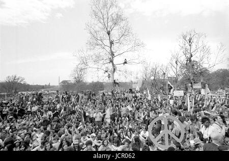 Während der Mayday-Demonstrationen am 23. April 1971 auf dem Gelände des US-Kapitols und der Mall protestieren die Demonstranten gegen den Krieg, während sich LT. John Kerry auf das Wort vorbereitet. Stockfoto