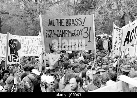 Während der Mayday-Demonstrationen am 23. April 1971 auf dem Gelände des US-Kapitols und der Mall protestieren die Demonstranten gegen den Krieg, während sich LT. John Kerry auf das Wort vorbereitet. Stockfoto