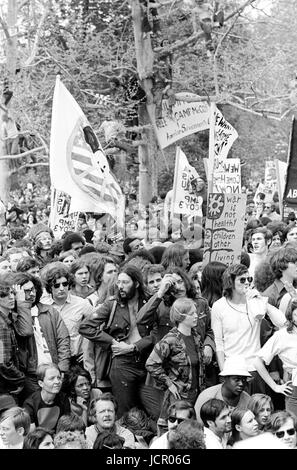 Während der Mayday-Demonstrationen am 23. April 1971 auf dem Gelände des US-Kapitols und der Mall protestieren die Demonstranten gegen den Krieg, während sich LT. John Kerry auf das Wort vorbereitet. Stockfoto