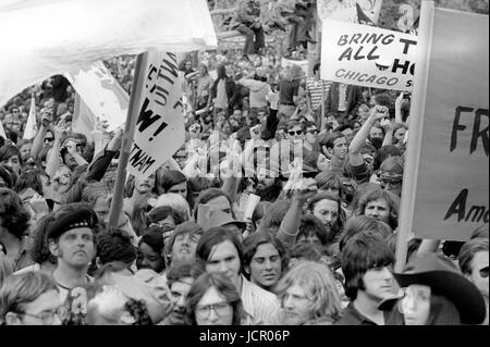 Während der Mayday-Demonstrationen am 23. April 1971 auf dem Gelände des US-Kapitols und der Mall protestieren die Demonstranten gegen den Krieg, während sich LT. John Kerry auf das Wort vorbereitet. Stockfoto