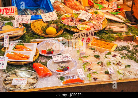 Frisches Sashimi In Osaka Kuromon Markt verkauft Stockfoto