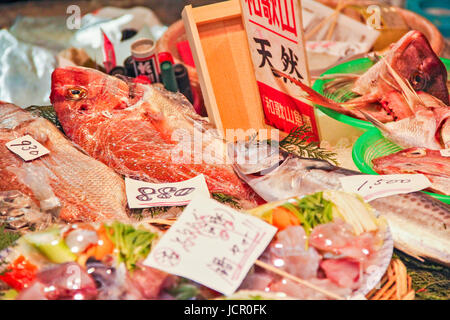 Frisches Sashimi In Osaka Kuromon Markt verkauft Stockfoto