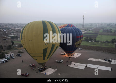 Luftaufnahme von Luxor Stadt und Heißluft Ballons, Westbank von Luxor, Ägypten Stockfoto