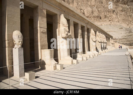 Geschnitzten Statuen der Königin Hatschepsut als Mann, befindet sich in den Tempel der Hatschepsut, ist eine alte Grabbeigaben Heiligtum, gewidmet dem Sonnengott Amon, L Stockfoto