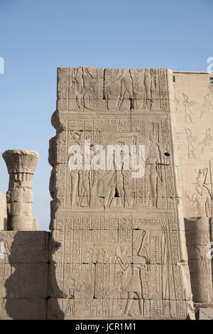 Teilansicht von Edfu Tempel, es ist eines der am besten erhaltene Schreine in Ägypten, dem Falcon Gott Horus gewidmet, wurde in der ptolemäischen Zeit werden Stockfoto