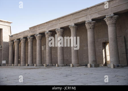 Schnitzereien an der Innenwand des Edfu Tempel, es ist eine der am besten erhaltenen Kultstätten in Ägypten, dem Falcon Gott Horus gewidmet, wurde in die Ptole Stockfoto