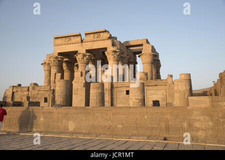 Teilansicht der Tempel von Kom Ombo, ist ein ungewöhnliches Doppel Tempel, errichtet während der ptolemäischen Dynastie, 180 – 47 v. Chr., einige Ergänzungen Stockfoto