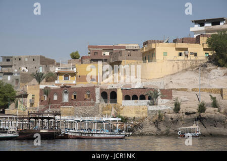 Häuser am Ufer des Nasser-Sees, in der Nähe von Philae Tempel, Ägypten Stockfoto