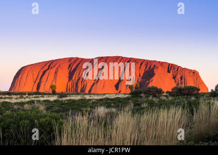 Uluru (Ayers Rock), Uluru-Kata Tjuta National Park, UNESCO-Weltkulturerbe, Northern Territory, Australien Stockfoto