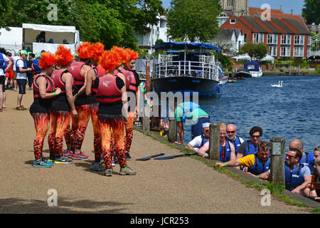 Team mit feuerorangefarbenen Haaren bei den Marlow Drachenbootrennen auf der Themse, Marlow, Buckinghamshire, England, Großbritannien Stockfoto