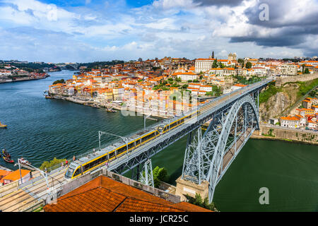 Porto, Portugal Skyline über die Brücke. Stockfoto
