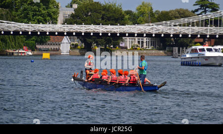 Team mit feuerorangefarbenen Haaren bei den Marlow Drachenbootrennen auf der Themse, Marlow, Buckinghamshire, England, Großbritannien Stockfoto