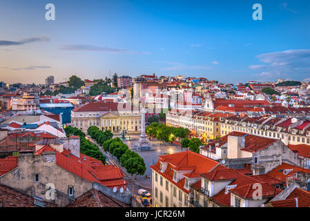 Lissabon, Portugal Pombaline Bezirk Skyline über Rossio-Platz. Stockfoto