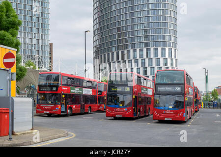 Stagecoach Bus Line up im Stratford International Bus Station mit der UNEX-Turm im Hintergrund Stockfoto