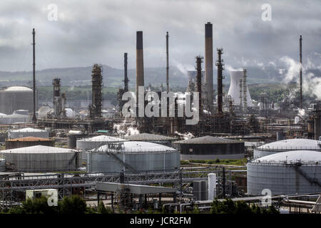 Grangemouth Industrial Complex zeigt Türme und Stacks Schottland Kühlung Stockfoto