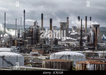 Grangemouth Industrial Complex zeigt Türme und Stacks Schottland Kühlung Stockfoto