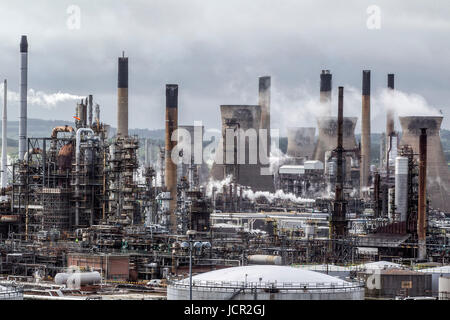 Grangemouth Industrial Complex zeigt Türme und Stacks Schottland Kühlung Stockfoto