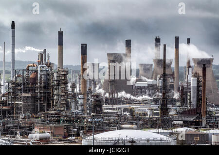 Grangemouth Industrial Complex zeigt Türme und Stacks Schottland Kühlung Stockfoto