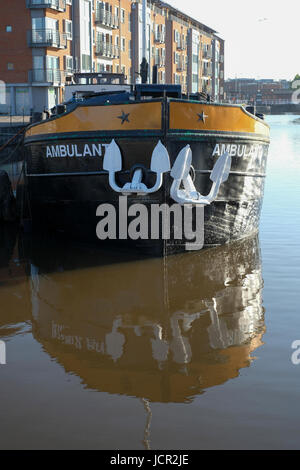 Hausboot Ambulant in Gloucester Docks für Wartung und Reparaturen Stockfoto