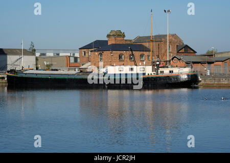 Hausboot Ambulant in Gloucester Docks für Wartung und Reparaturen Stockfoto