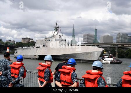 US-Segler stehen als das USN Unabhängigkeit-Klasse littoral combat Schiff kommt USS Jackson im Hafen für die Rose Festival Fleet Week 8. Juni 2018 in Portland, Oregon. Stockfoto