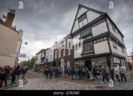 Canterbury, Kent, England - 15. Mai 2017: Passanten auf den Straßen der malerischen Stadt von Canterbury Kent in der Nähe der Buchhandlung Buch Palast. Stockfoto