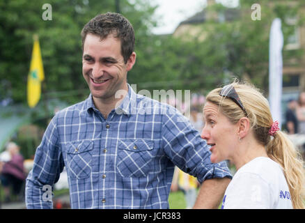 Teilnehmen Sie Witwer Brendan Cox und Schwester Kim Leadbeater von ermordeten MP Jo Cox, an einer großen Get-Together Veranstaltung anlässlich des Jahrestages des Todes von Frau Cox, bei The Green in Heckmondwike, Yorskshire. Stockfoto