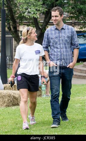 Teilnehmen Sie Witwer Brendan Cox und Schwester Kim Leadbeater von ermordeten MP Jo Cox, an einer großen Get-Together Veranstaltung anlässlich des Jahrestages des Todes von Frau Cox, bei The Green in Heckmondwike, Yorskshire. Stockfoto