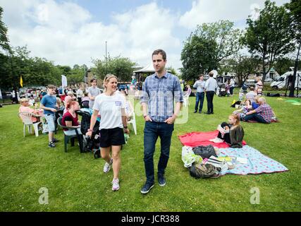 Teilnehmen Sie Witwer Brendan Cox und Schwester Kim Leadbeater von ermordeten MP Jo Cox, an einer großen Get-Together Veranstaltung anlässlich des Jahrestages des Todes von Frau Cox, bei The Green in Heckmondwike, Yorskshire. Stockfoto