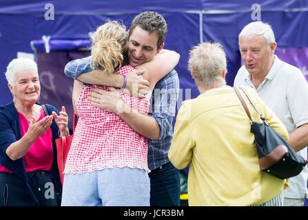 Teilnehmen Sie Witwer Brendan Cox, Mutter Jean Leadbeater (links) und Vater Gordon Leadbeater (rechts) des ermordeten MP Jo Cox, an einer großen Get-Together Veranstaltung anlässlich des Jahrestages des Todes von Frau Cox, bei The Green in Heckmondwike, Yorskshire. Stockfoto