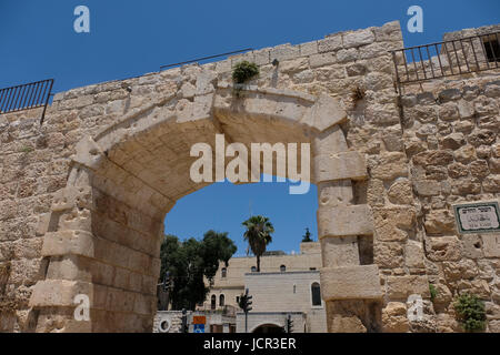 Blick auf Bab el Gadid oder das Neue Tor mit Zinnenmauerwerk das neueste Tor in den Mauern, die die Altstadt von Jerusalem umgeben, wurde 1889 erbaut, um einen direkten Zugang zwischen dem Christlichen Viertel und den neuen Vierteln zu ermöglichen und dann außerhalb der Mauern zu gehen. Israel Stockfoto