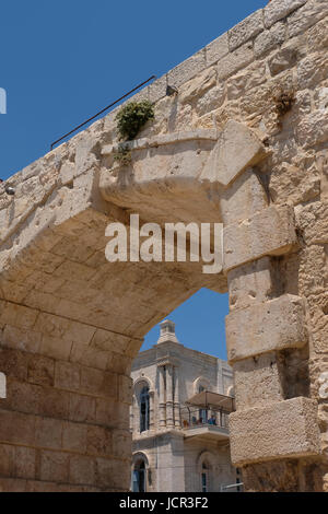 Blick auf Bab el Gadid oder das Neue Tor mit Zinnenmauerwerk das neueste Tor in den Mauern, die die Altstadt von Jerusalem umgeben, wurde 1889 erbaut, um einen direkten Zugang zwischen dem Christlichen Viertel und den neuen Vierteln zu ermöglichen und dann außerhalb der Mauern zu gehen. Israel Stockfoto