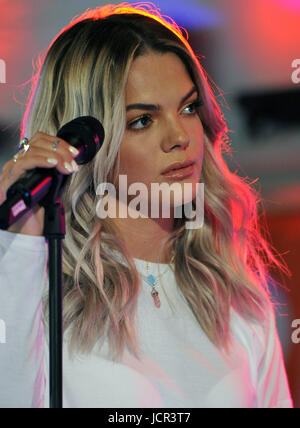 Louisa Johnson Gewinner der zwölften britischen Serie von The X Factor im Jahr 2015 während der live-Übertragung des Finales von BBC Radio 2 500 Wörtern kreatives Schreiben Wettbewerb auf den Tower of London. Stockfoto