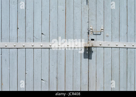 Alte bemalte hölzerne Garagentor der Farbe grau Stockfoto