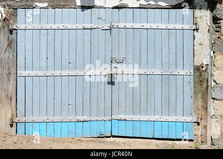 Garage-Fassade mit alten grauen Holztore. Alten Garagentor Stockfoto
