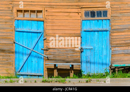 Alten blauen Türen auf Holzfassade. Holz-Hintergrund Stockfoto