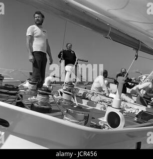 AJAX-NEWS-FOTOS. 1977. AUF SEE. ROBIN KNOX JOHNSTON, CO-SKIPPER DER YACHT CONDOR WÄHREND DAS FASTNET-RENNEN. FOTO: JONATHAN EASTLAND/AJAX REF: 77 5 Stockfoto