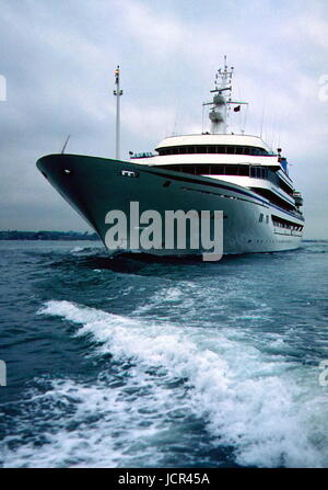 AJAXNETPHOTO. 1989. SOUTHAMPTON, ENGLAND. -KÖNIGLICHE YACHT - DIE SAUDI ARABIEN KÖNIGLICHE YACHT ABDUL AZIZ NACH AUßEN GEBUNDEN, NACH EINER KURZEN ÜBERHOLUNG IN PORT FOTO: JONATHAN EASTLAND/AJAX REF: 2 89 Stockfoto