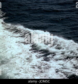 AJAXNETPHOTO. ÄRMELKANAL. -SCHIFF-BOGEN-WASCHANLAGEN - SCHÄUMENDE MEER PER SCHIFF MIT GESCHWINDIGKEIT ERSTELLT. FOTO: JONATHAN EASTLAND/AJAX REF: 980904 54 41 Stockfoto