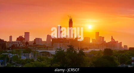 Sonnenaufgang über der Skyline von Shanghai, China Stockfoto