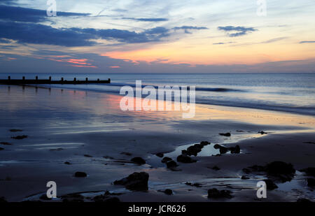 Die Sonne geht über die Nordsee und Cromer Beach, Cromer, Norfolk, England, Europa Stockfoto