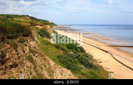 Die Küste in der Nähe von Overstrand mit Cromer in der Ferne, North Norfolk, England, Europa Stockfoto