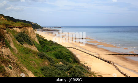 Die Küste in der Nähe von Overstrand mit Cromer in der Ferne, North Norfolk, England, Europa Stockfoto