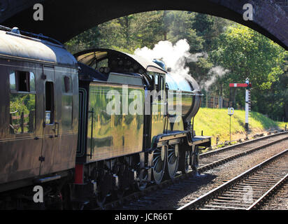 LNER B12 8572 Dampflokomotive in Apfelgrün Lackierung zieht sich aus Weybourne Station auf die North Norfolk Railway, North Norfolk, England, Europa Stockfoto